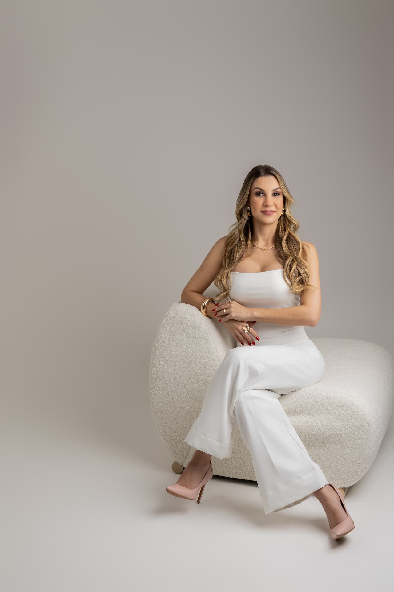 Dra. Karla Fazollo durante atendimento em consultório
